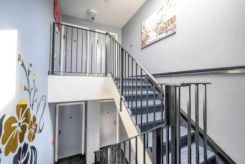 Apartment -4F421- For Your Relaxed,Cosy Stay,Free Parking Batley United Kingdom