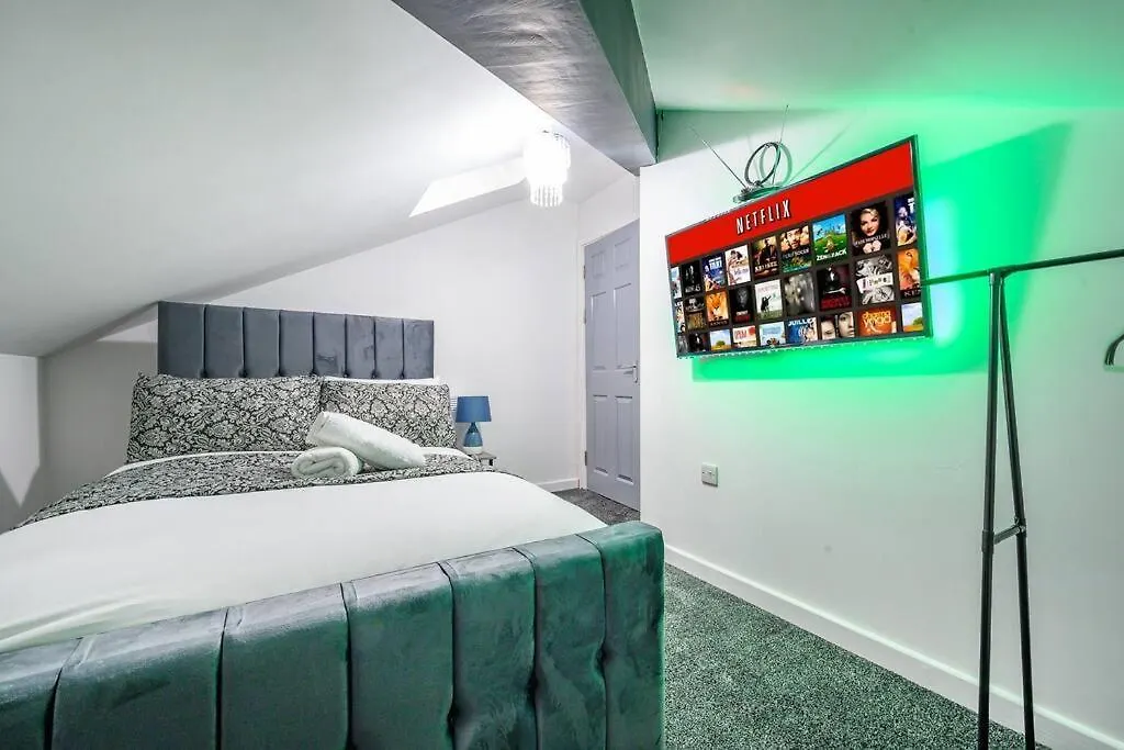 Apartment -4F421- For Your Relaxed,Cosy Stay,Free Parking Batley