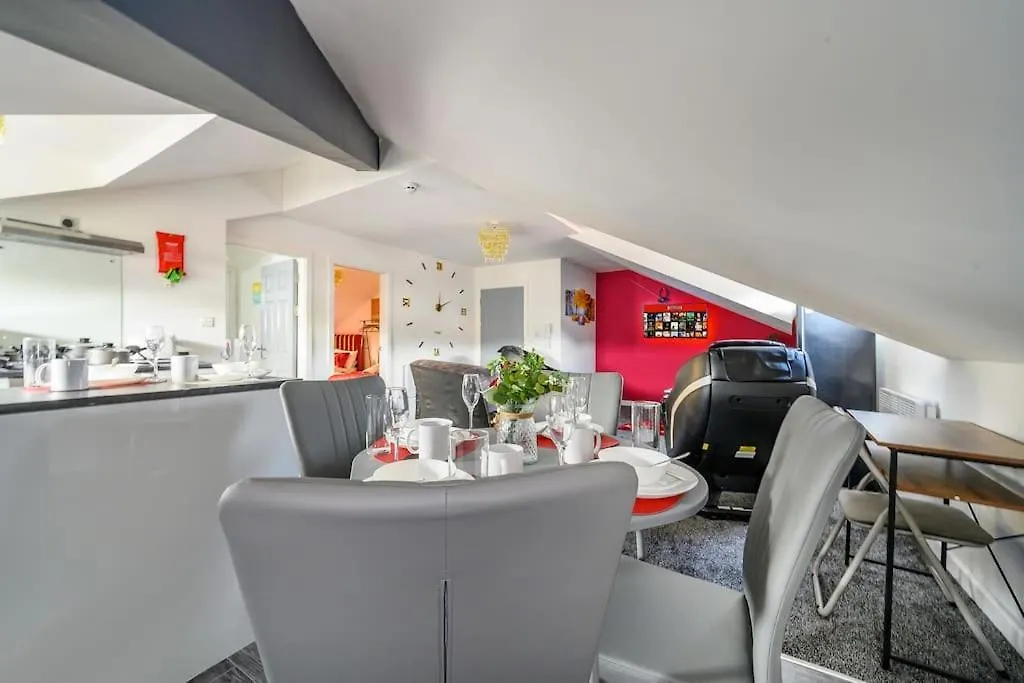 Apartment -4F421- For Your Relaxed,Cosy Stay,Free Parking Batley