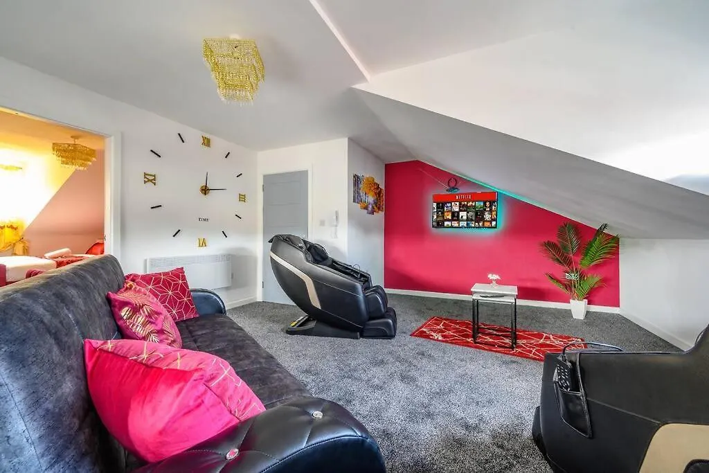 Apartment -4F421- For Your Relaxed,Cosy Stay,Free Parking Batley