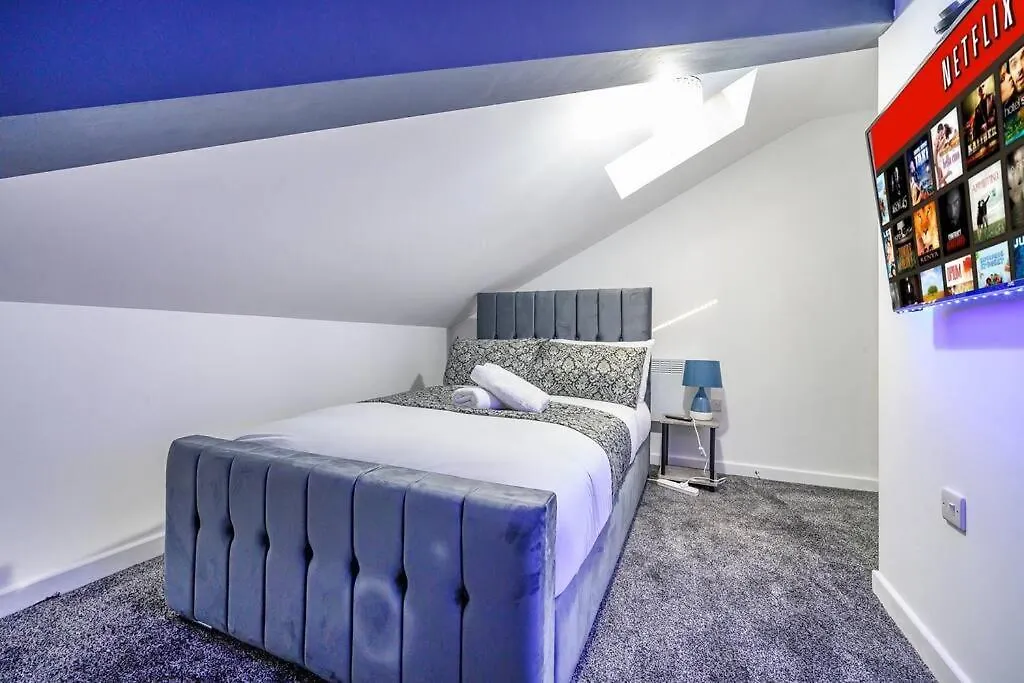 Apartment -4F421- For Your Relaxed,Cosy Stay,Free Parking Batley