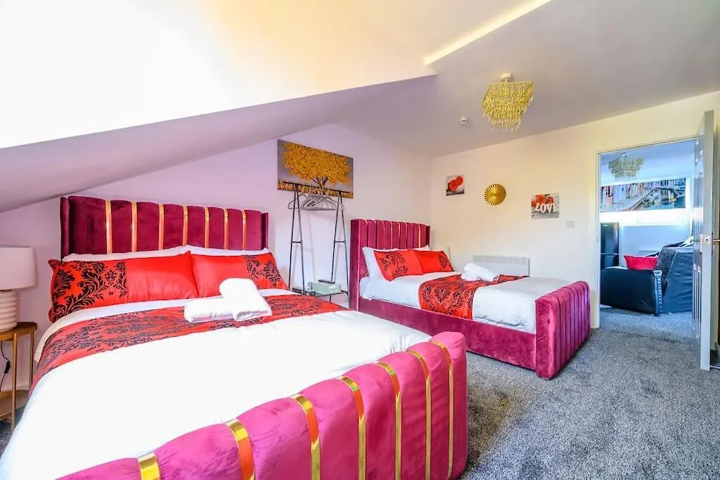 Apartment -4F421- For Your Relaxed,Cosy Stay,Free Parking Batley